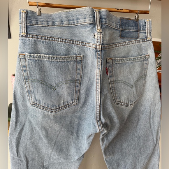 Vintage Levi’s 505 Light Wash Distressed Zip Fly Straight Leg Jeans Size 32 x 30 - Picture 3 of 12